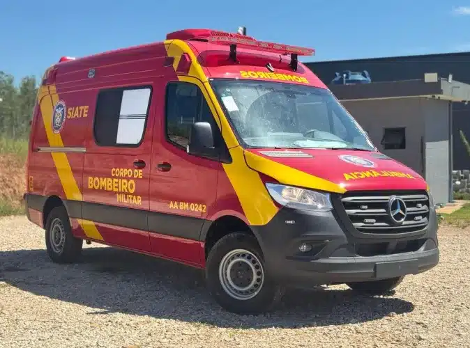 Ambulância transformada pela R&R Veículos Especiais