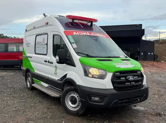 Ambulância transformada pela R&R Veículos Especiais