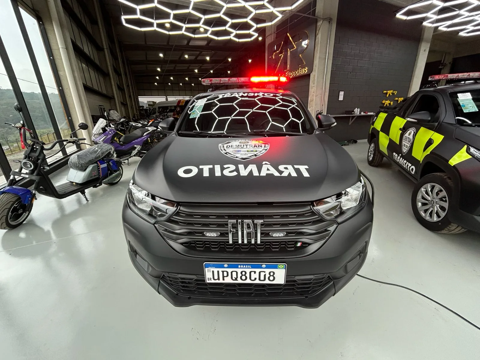 Viatura de trânsito Fiat Strada do DEMUTRAN, vista frontal, transformado pela R&R Veículos Especiais