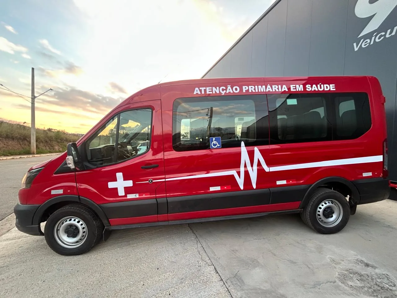 Unidade móvel Ford Transit de atenção primária em saúde, vista lateral, transformado pela R&R Veículos Especiais