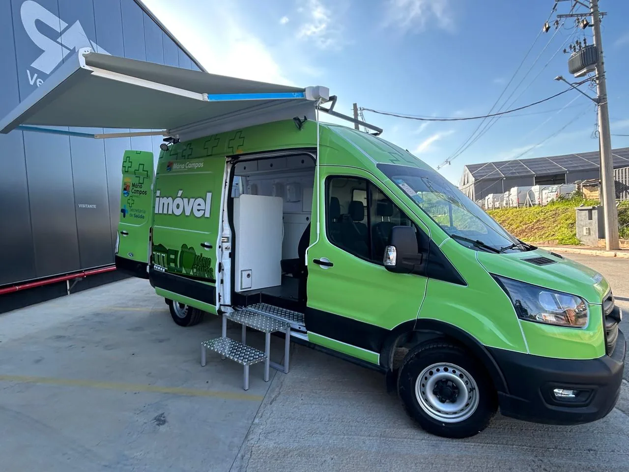 Unidade móvel de saúde Ford Transit de Mário Campos, vista 3/4 dianteira, transformado pela R&R Veículos Especiais