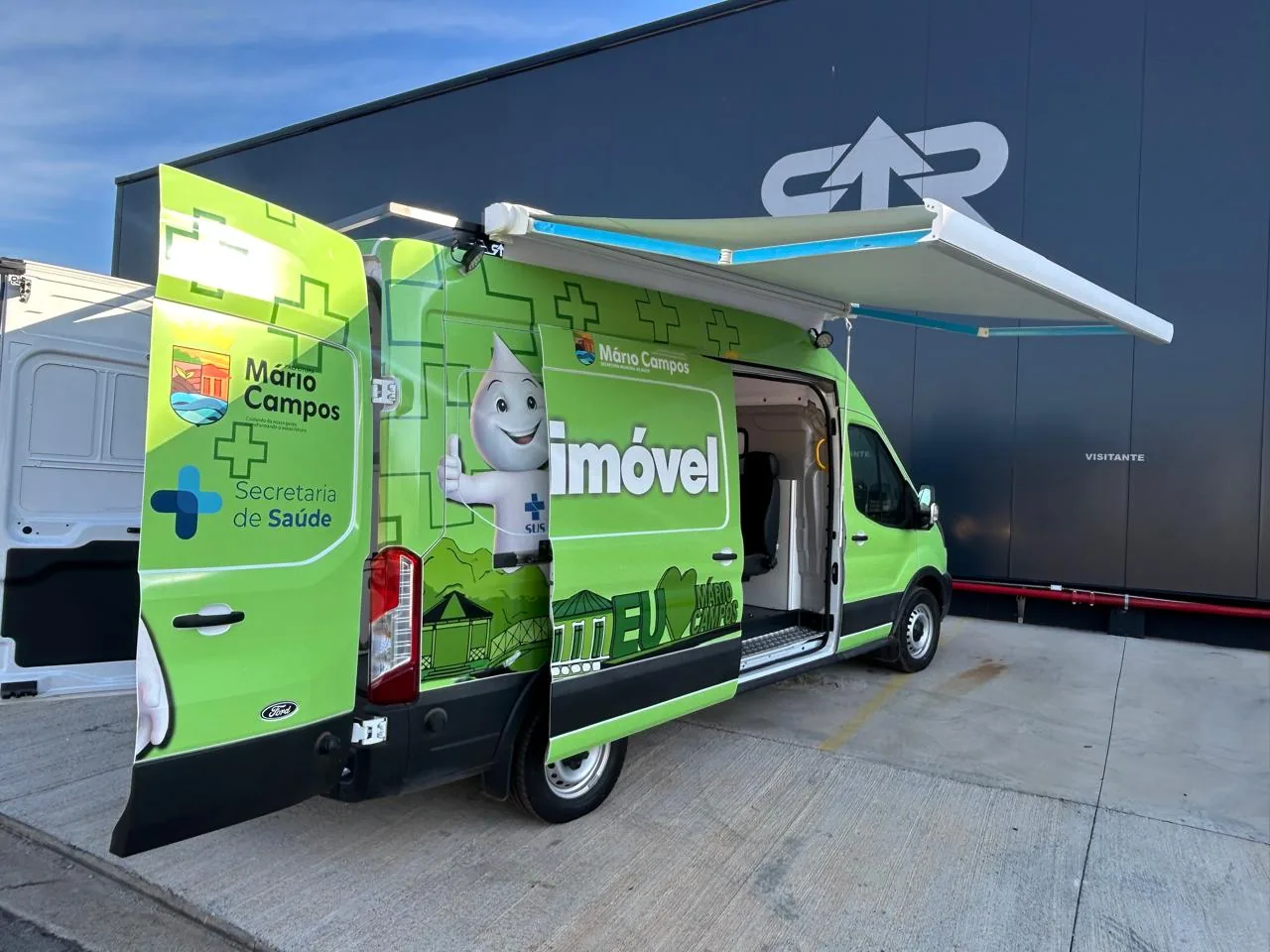 Unidade móvel de saúde Ford Transit de Mário Campos, toldo estendido, transformado pela R&R Veículos Especiais