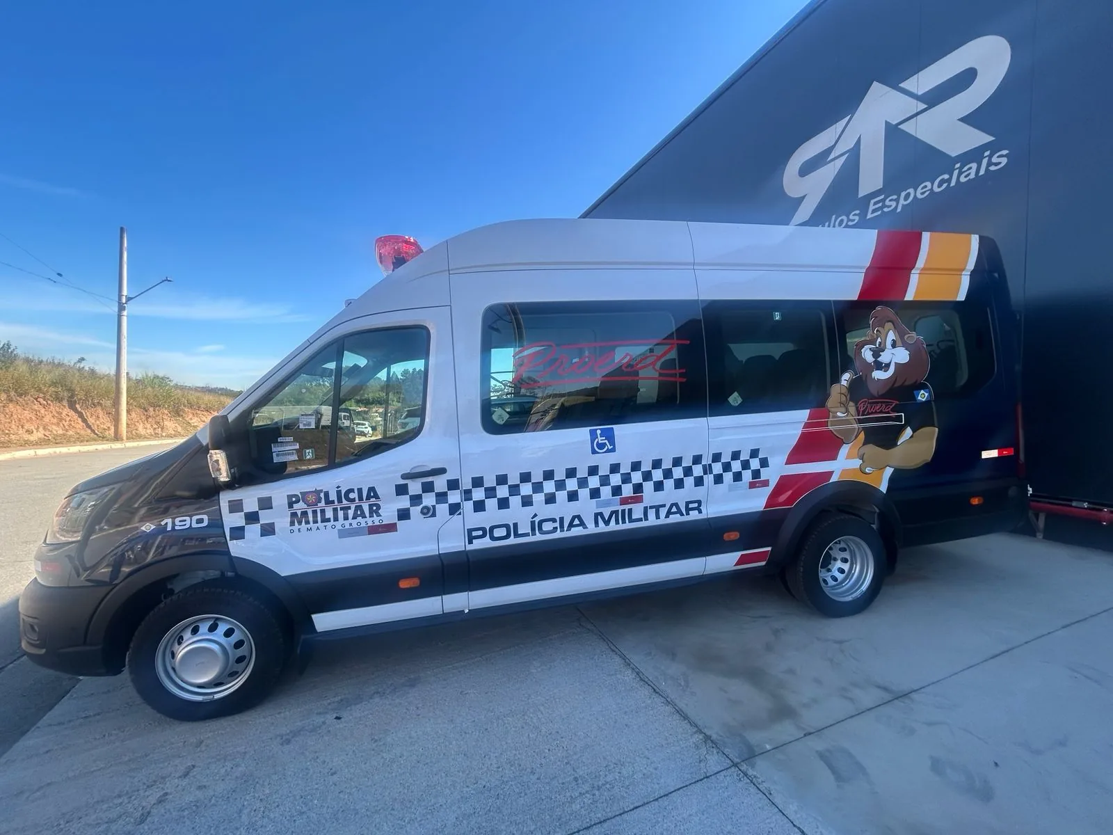 Viatura Ford Transit do PROERD da PM do Mato Grosso, vista lateral esquerda, transformado pela R&R Veículos Especiais