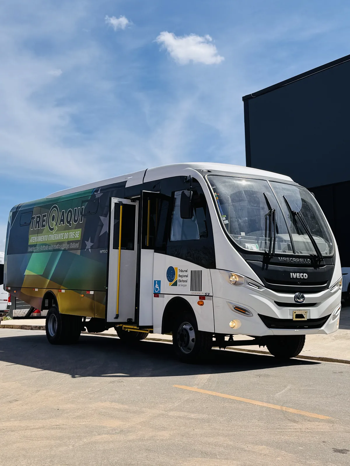 Micro-ônibus Iveco Mascarello itinerante do TRE de Sergipe, vista 3/4 dianteira, transformado pela R&R Veículos Especiais
