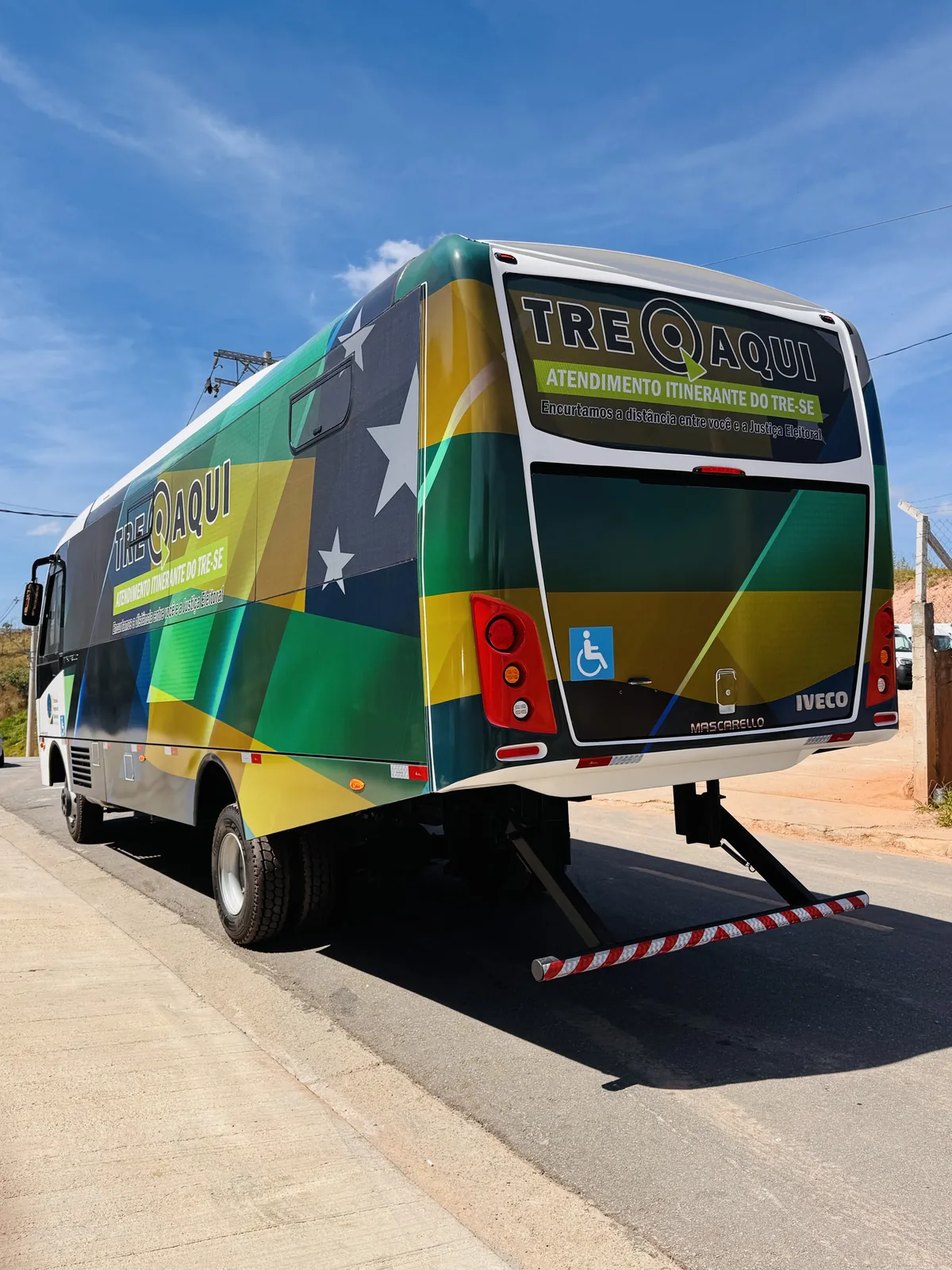 Micro-ônibus Iveco Mascarello itinerante do TRE de Sergipe, vista 3/4 traseira, transformado pela R&R Veículos Especiais