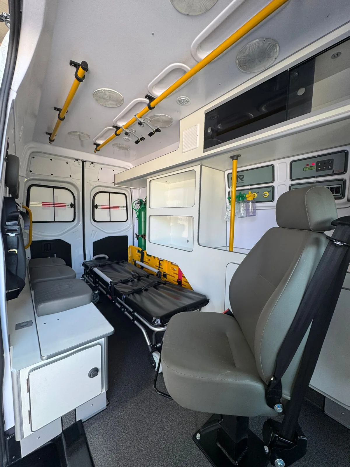 Ambulância Mercedes-Benz Sprinter da Prefeitura de Araucária, interior do compartimento, transformado pela R&R Veículos Especiais