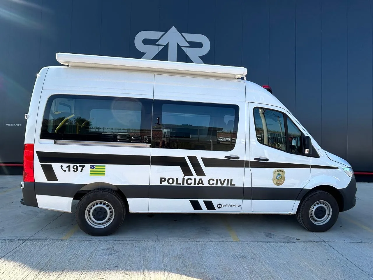 Base móvel Mercedes-Benz Sprinter da Polícia Civil, vista lateral, transformado pela R&R Veículos Especiais