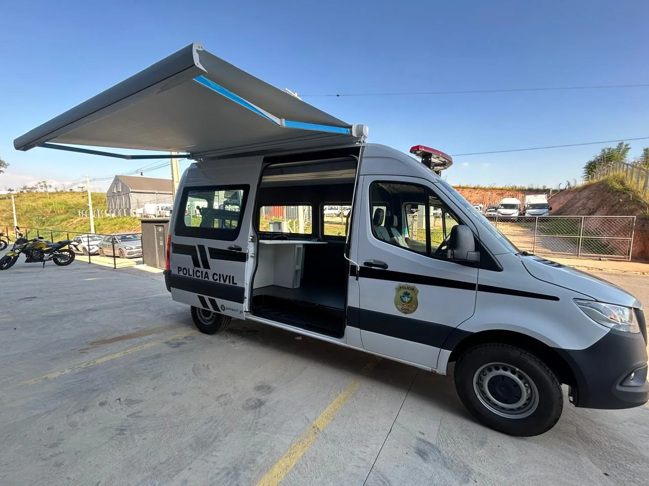 Base móvel Mercedes-Benz Sprinter da Polícia Civil, toldo estendido, transformado pela R&R Veículos Especiais