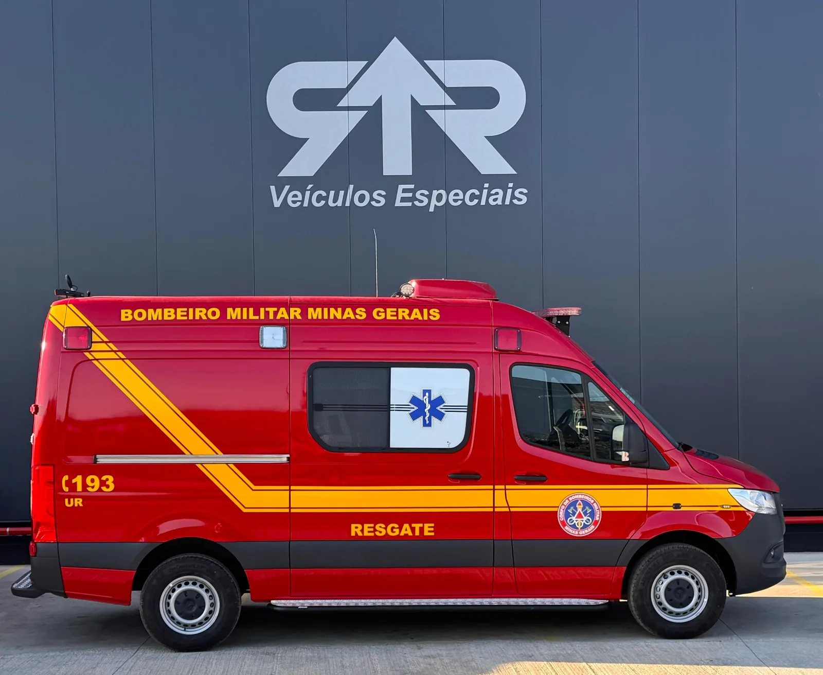 Unidade de resgate Mercedes-Benz Sprinter dos Bombeiros de Minas Gerais, vista lateral, transformado pela R&R Veículos Especiais