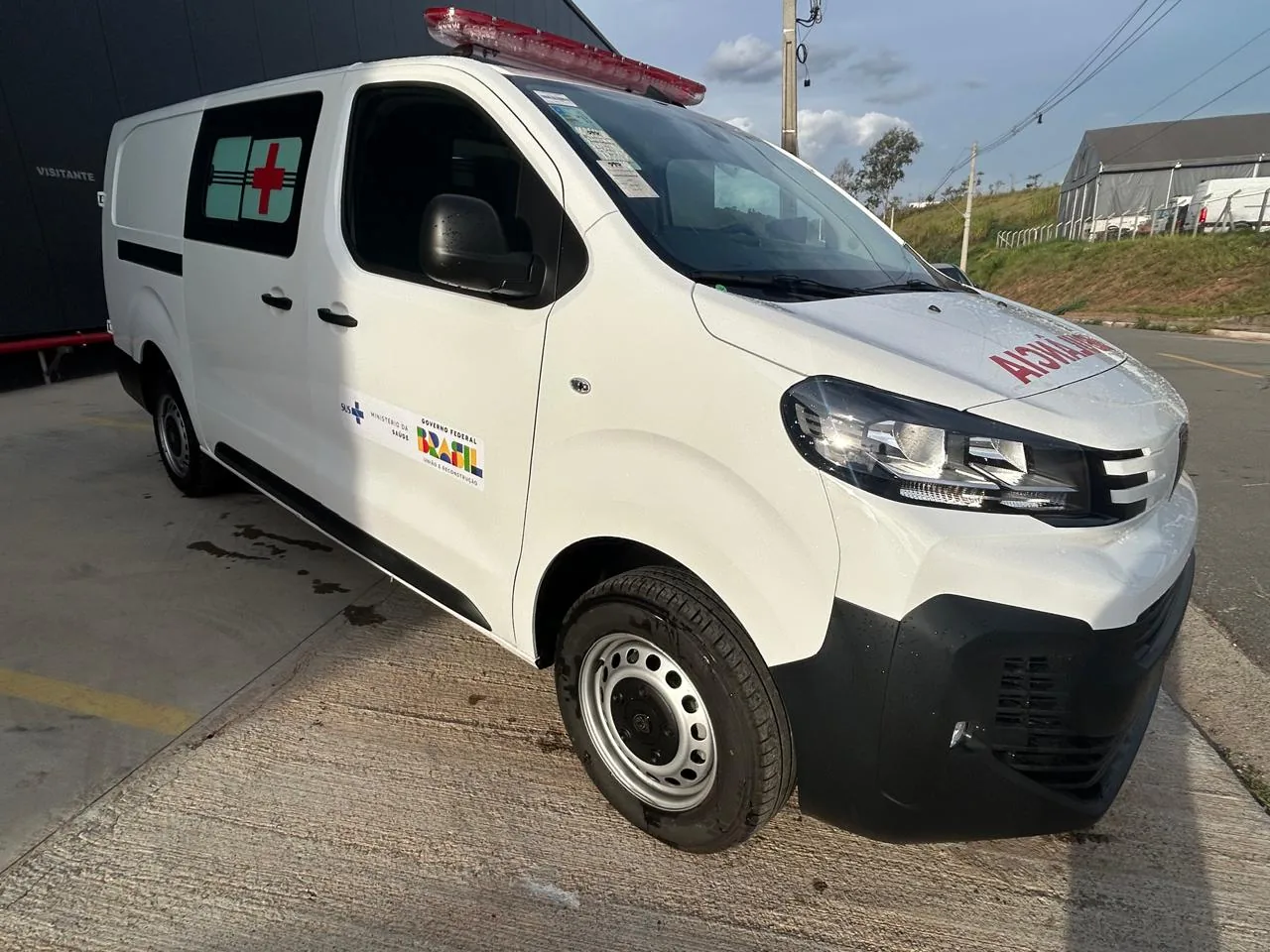Ambulância Peugeot Expert do SUS, vista 3/4 dianteira, transformado pela R&R Veículos Especiais