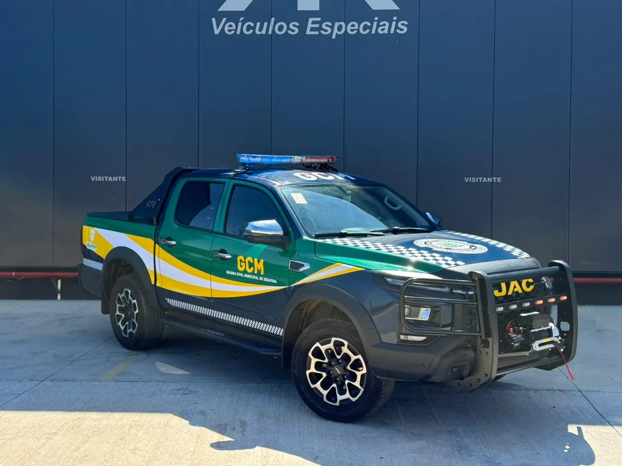 Viatura pickup JAC da Guarda Civil Municipal de Ibiapina, vista 3/4 dianteira, transformado pela R&R Veículos Especiais