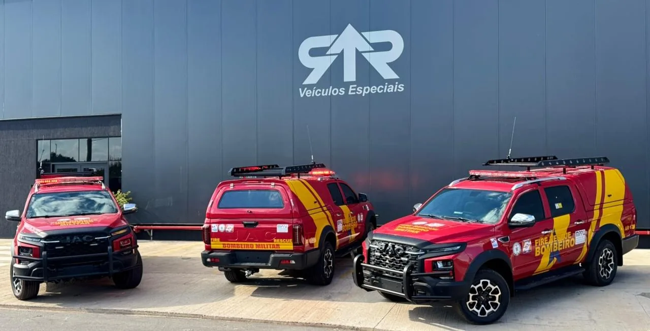 Frota de pickups JAC de resgate dos Bombeiros do Pará, frota no pátio, transformado pela R&R Veículos Especiais