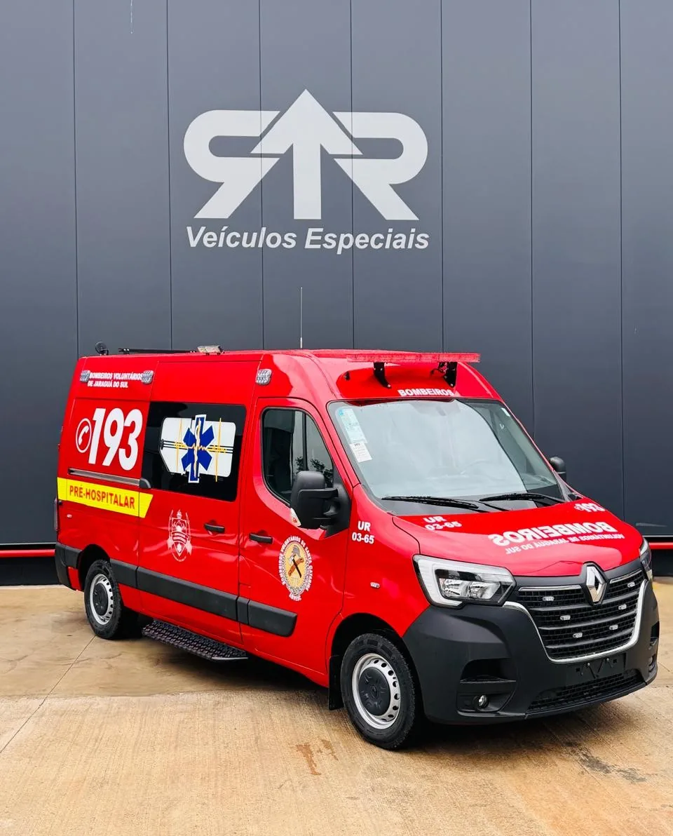 Unidade de resgate Renault Master dos Bombeiros de Jaraguá do Sul, vista 3/4 dianteira, transformado pela R&R Veículos Especiais