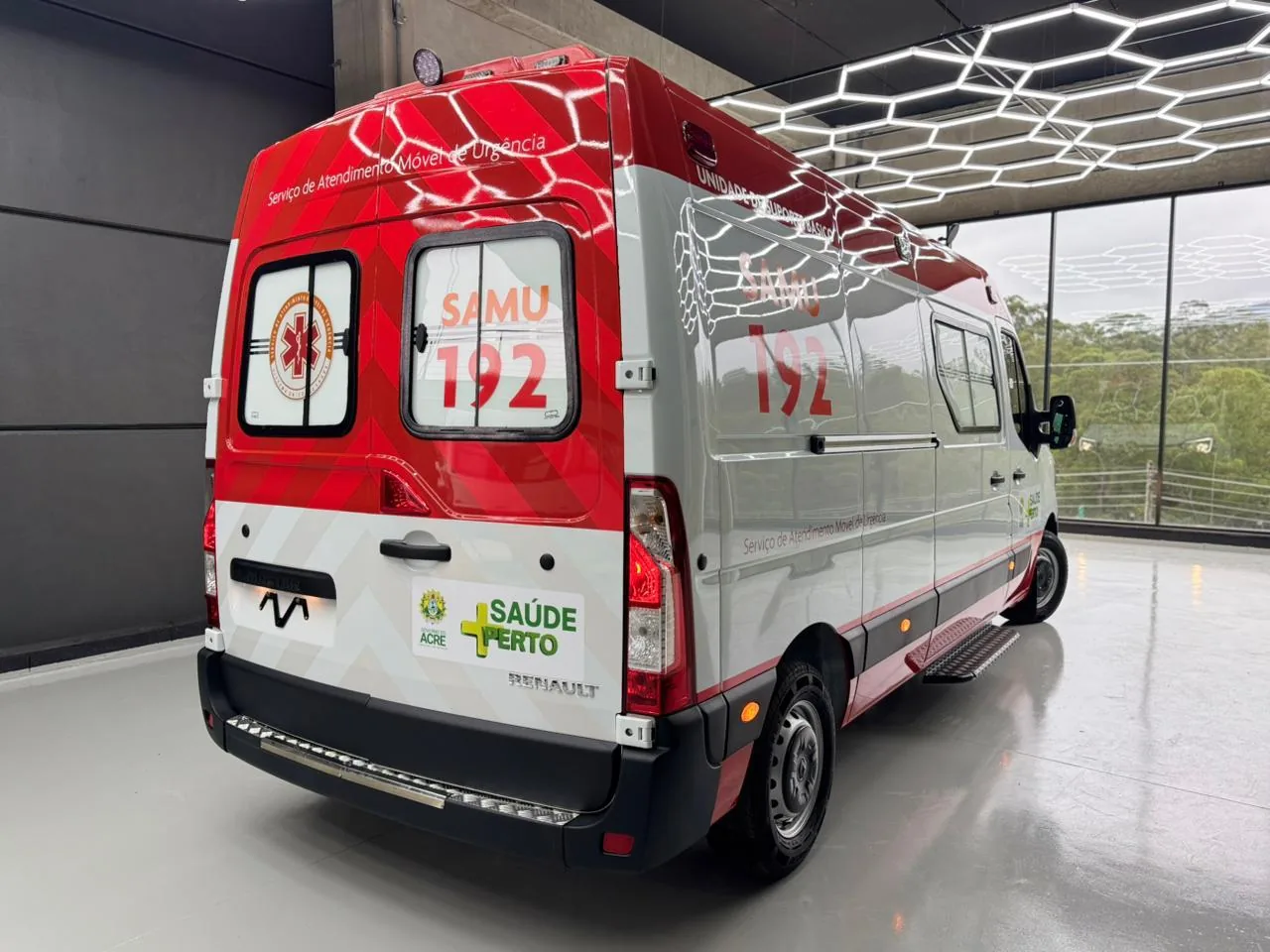 Ambulância SAMU 192 Renault Master do Governo do Acre, vista 3/4 traseira, transformado pela R&R Veículos Especiais
