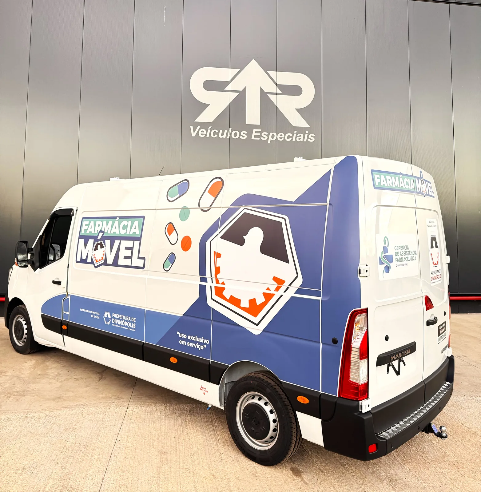 Farmácia Móvel Renault Master de Divinópolis, vista 3/4 traseira, transformado pela R&R Veículos Especiais