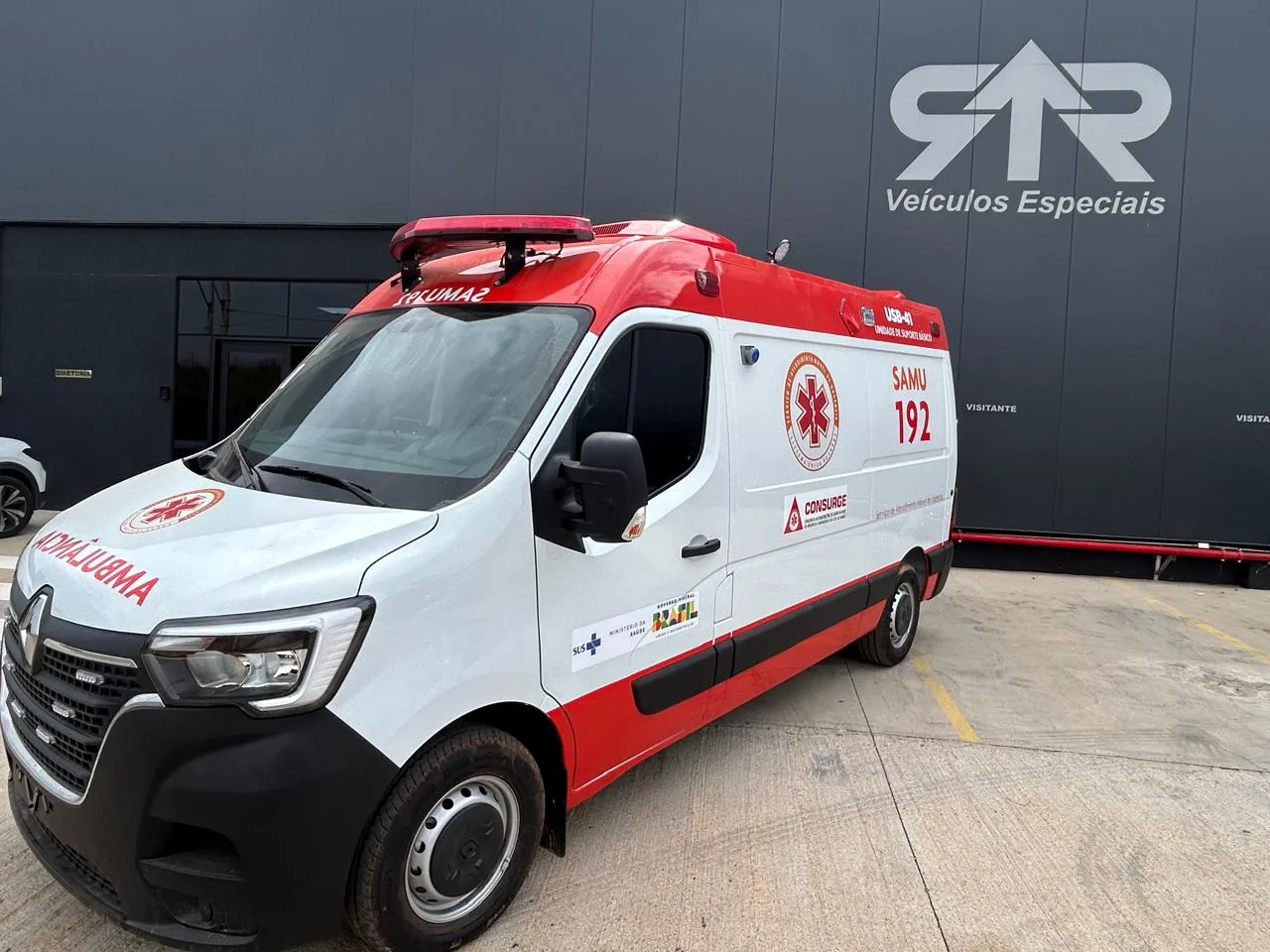 Ambulâncias SAMU 192 Renault Master em produção de série, unidade CONSURGE, transformado pela R&R Veículos Especiais