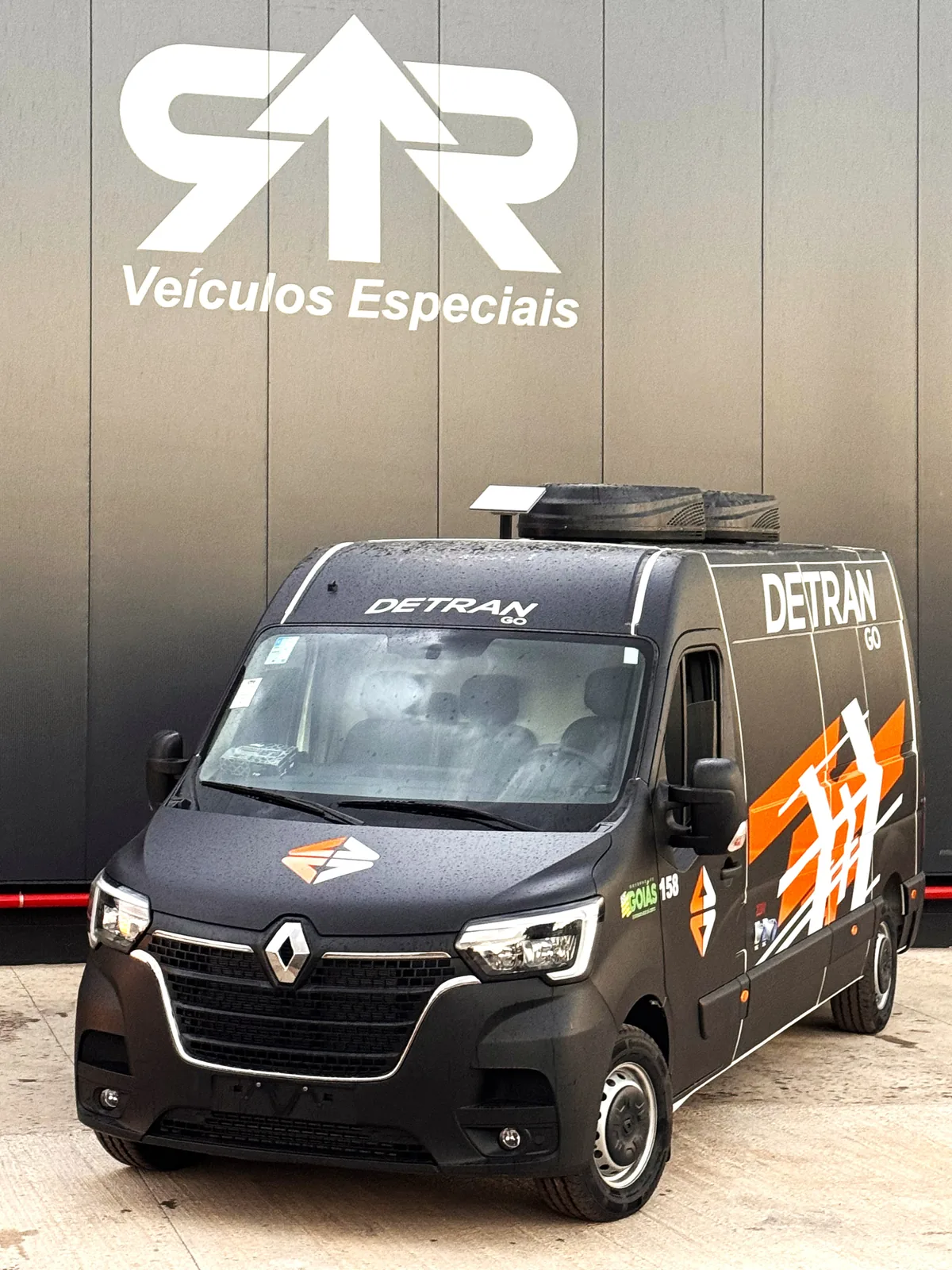 Unidade móvel Renault Master do DETRAN de Goiás, vista 3/4 dianteira, transformado pela R&R Veículos Especiais