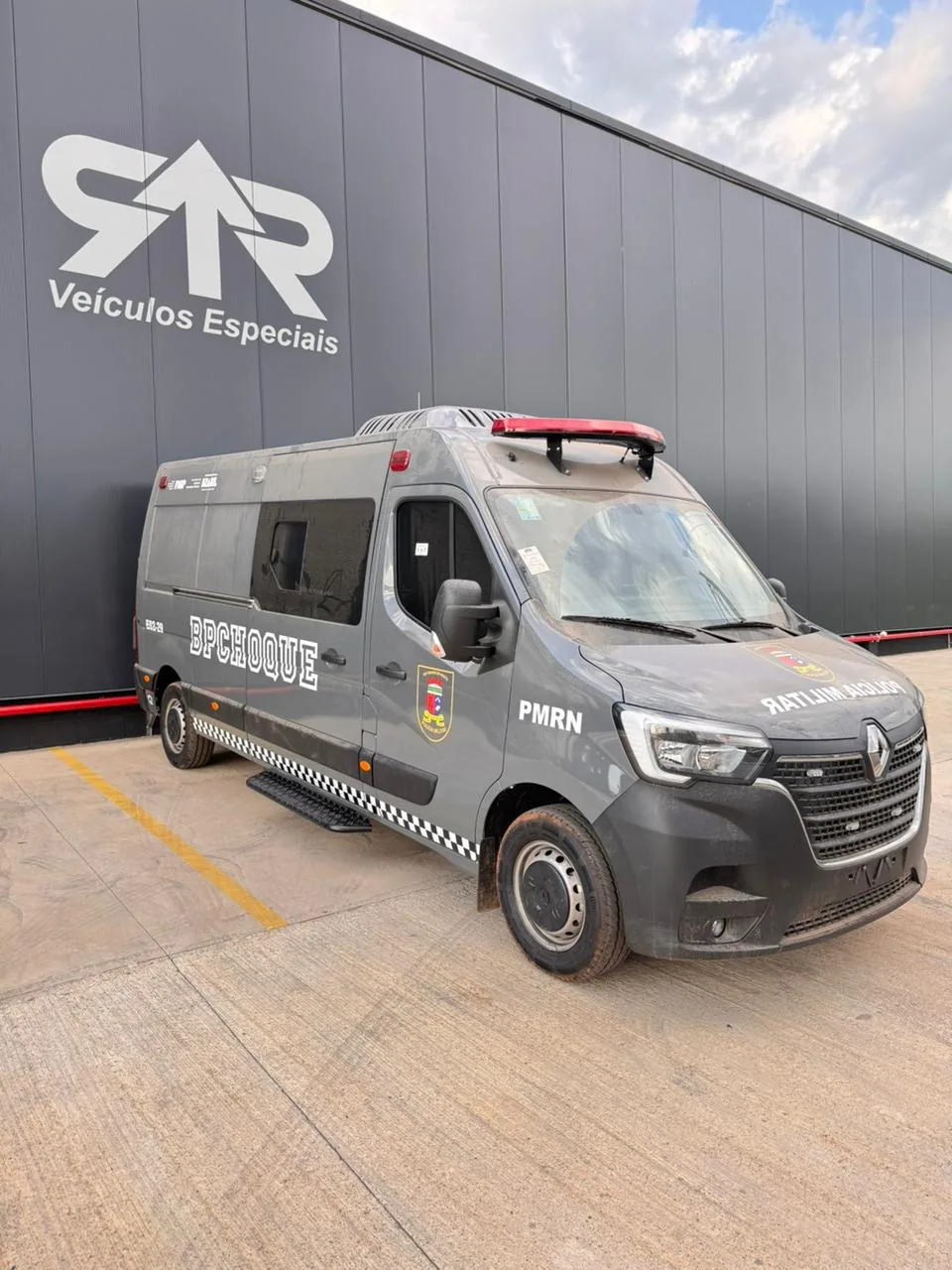 Viatura Renault Master do Batalhão de Choque da PM do Rio Grande do Norte, vista 3/4 dianteira, transformado pela R&R Veículos Especiais