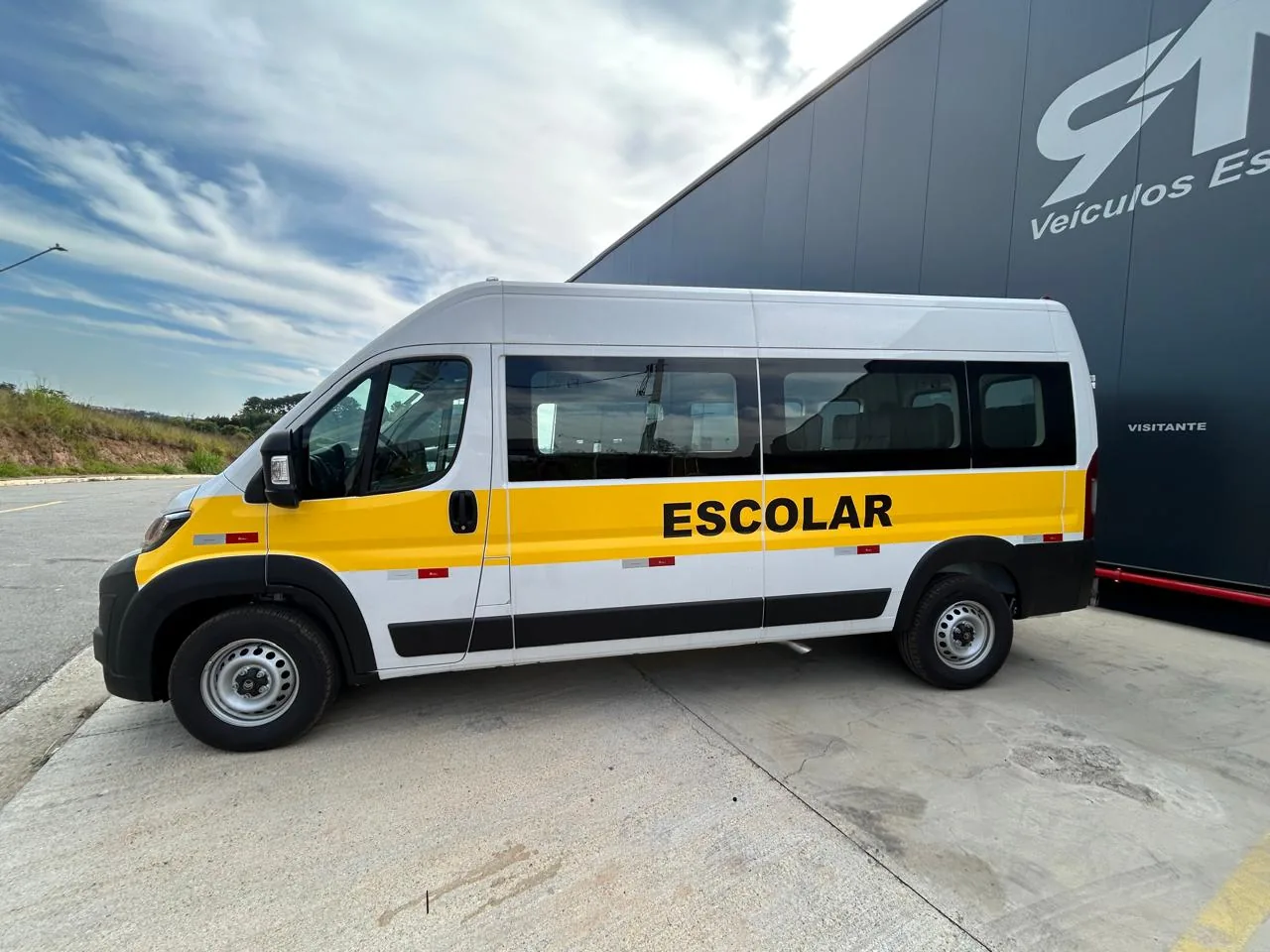 Van escolar Citroën Jumper, vista lateral, transformado pela R&R Veículos Especiais