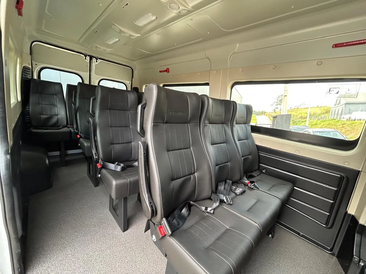 Van escolar Citroën Jumper, interior com cintos, transformado pela R&R Veículos Especiais