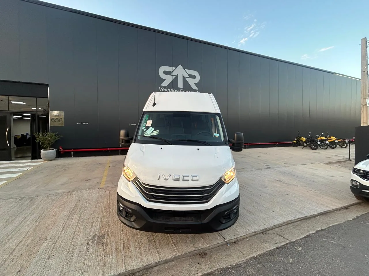 Van escolar Iveco Daily 50 do Governo de Minas, vista frontal, transformado pela R&R Veículos Especiais