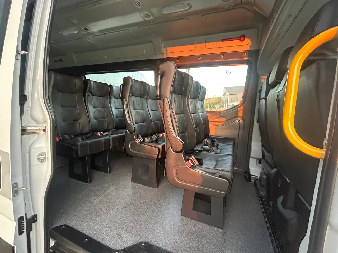 Van escolar Iveco Daily 50 do Governo de Minas, poltronas individuais, transformado pela R&R Veículos Especiais